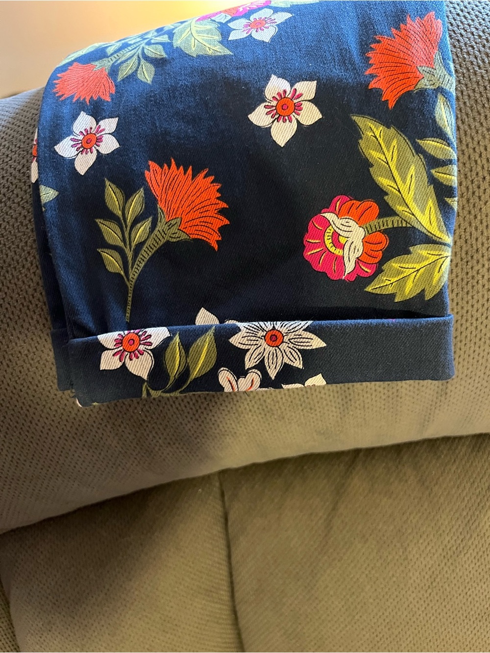 Navy capri leggings with floral print. - Picture 8 of 9